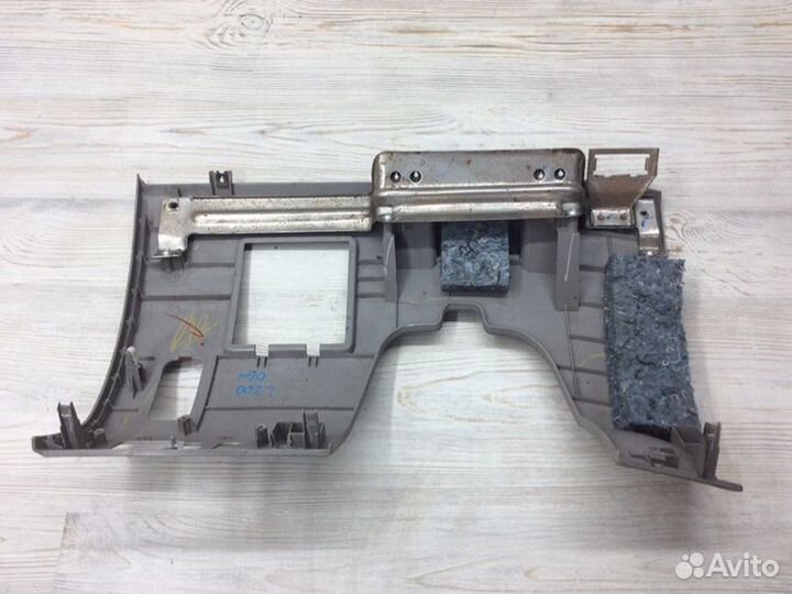 Накладка (кузов внутри) Mitsubishi L200 KB