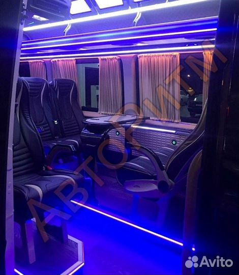 Уголок с подсветкой для подиума и порога в автобус