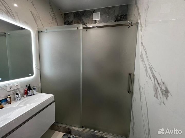 Стеклянные душевые перегородки