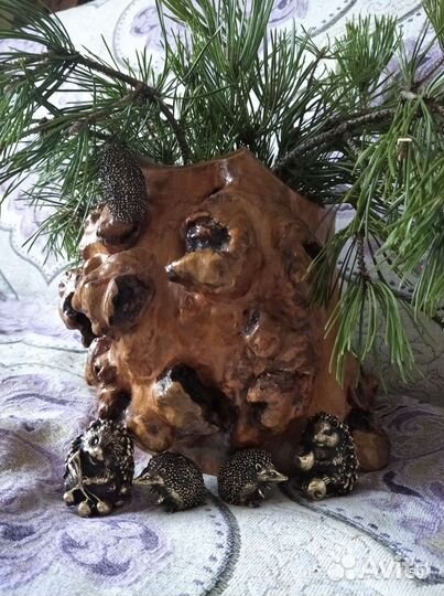 Бронза. Ёжики, семейство. Ваза из капа