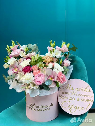 Стильная композиция из цветов розы, экзотика