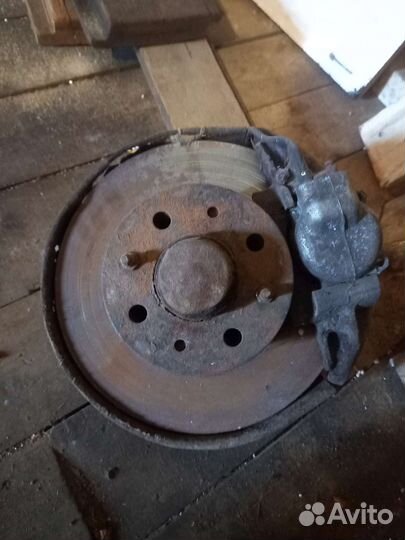 Тормозной диск с супортом ваз 2105 левый