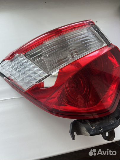 Задняя левая фара на vitz