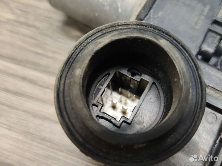 Стеклоподъемник передней правой двери Toyota LC200