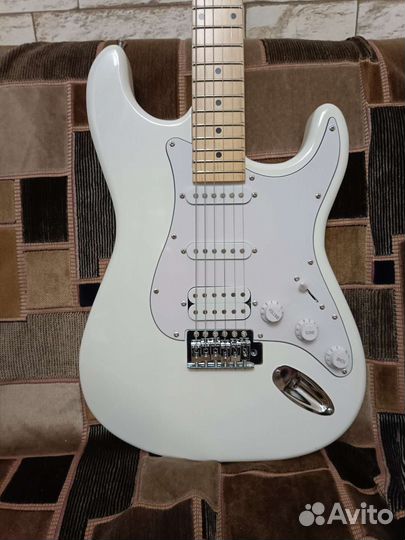 Белая электрогитара