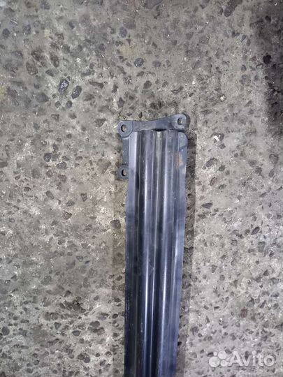 Усилитель заднего бампера Golf 5