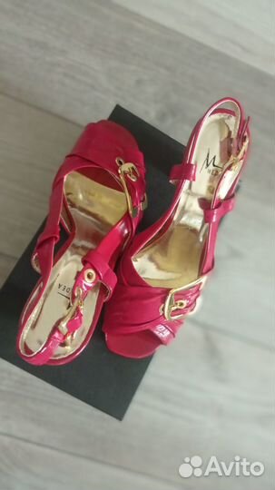Босоножки новые