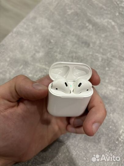 Наушники Apple AirPods