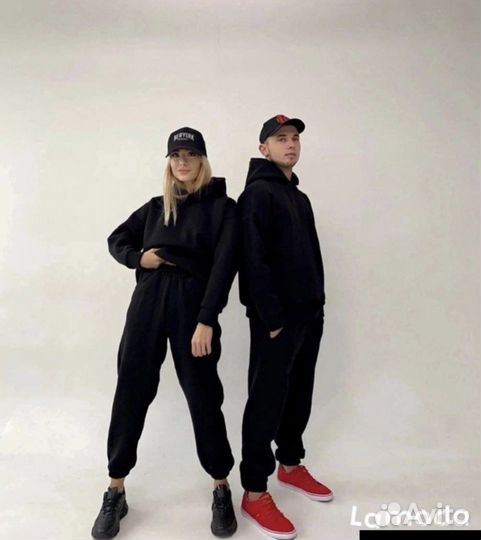 Мужский и женский спортивный костюм