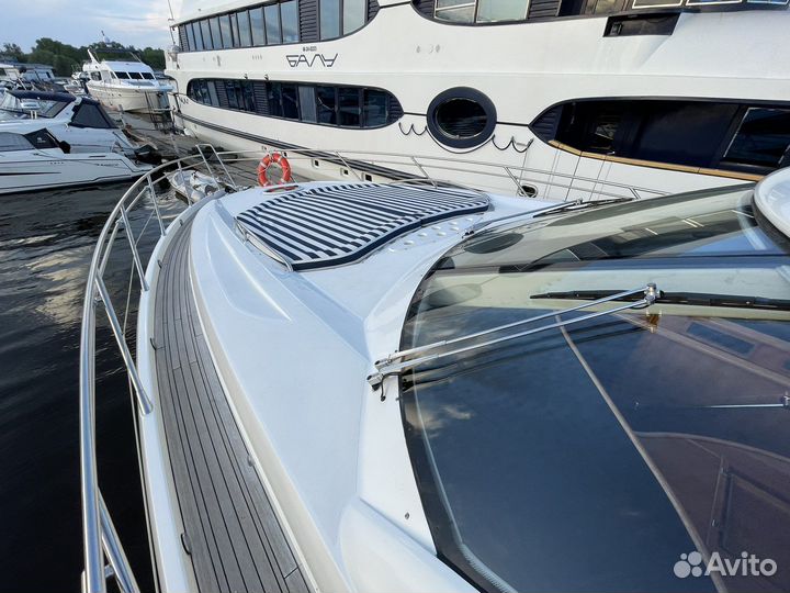 Аренда моторной яхты на компанию до 15 человек