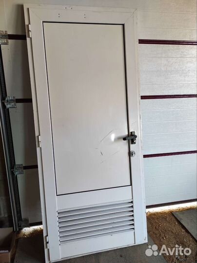Дверь алюминиевая