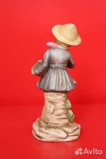 Статуэтка мальчик с виноградом фарфор бисквит.Capo