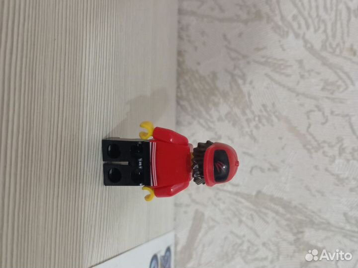 Лего человечек Hidden Side