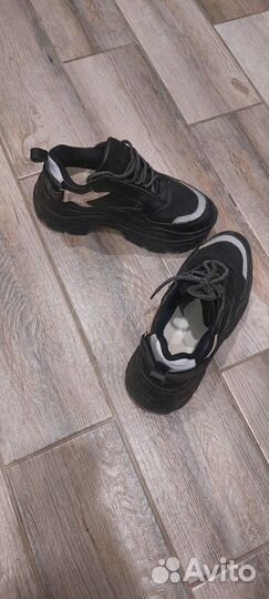 Кроссовки женские