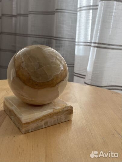 Шар на подставке из оникса