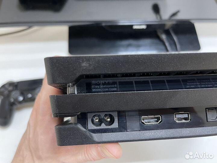 Sony playstation 4 pro 1tb cuh-7208B