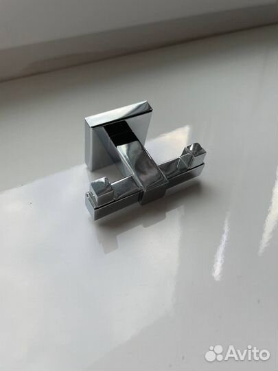 Двойной крючок для одежды и полотенец