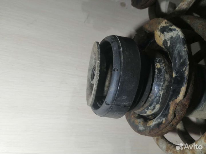 Стойки передние всборе Audi 80 b3