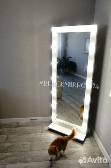 Зеркало в раме на поставке с лампами