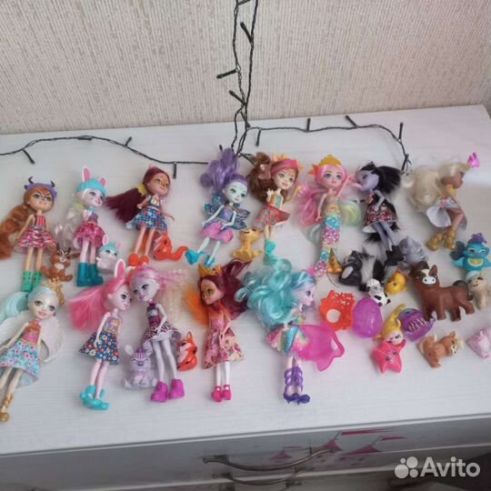 Ребёнок продаёт свою коллекцию Enchantimals