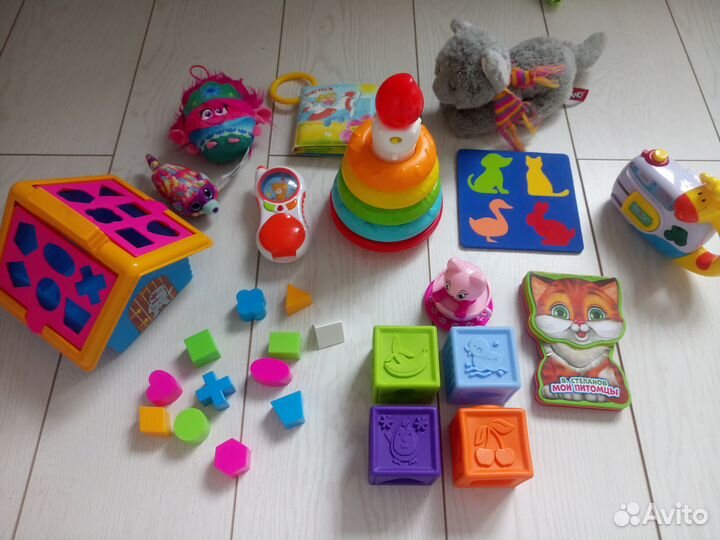 Развивающие игрушки для малышей пакетом