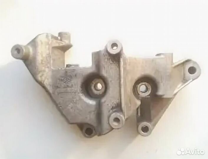 Кронштейн (крепление) Renault Kangoo