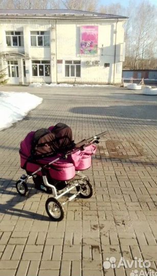 Две коляски для близнецов и погодок
