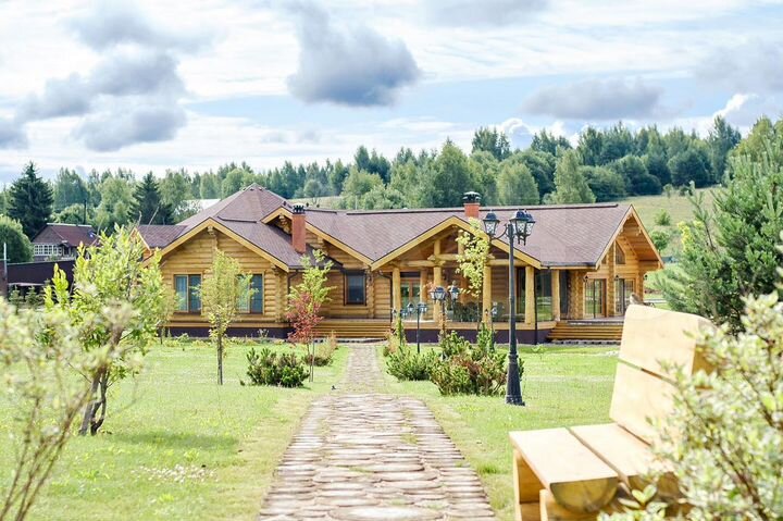 Дом 2650 м² на участке 4,5 га