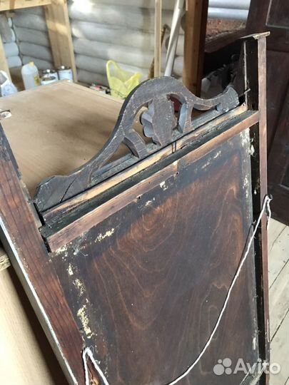 Зеркало старинное в деревянном каркасе