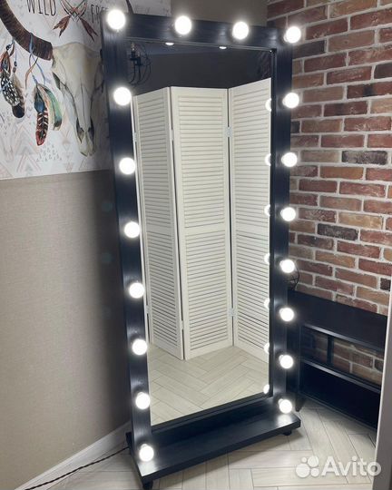 Гримерное зеркало с лампочками