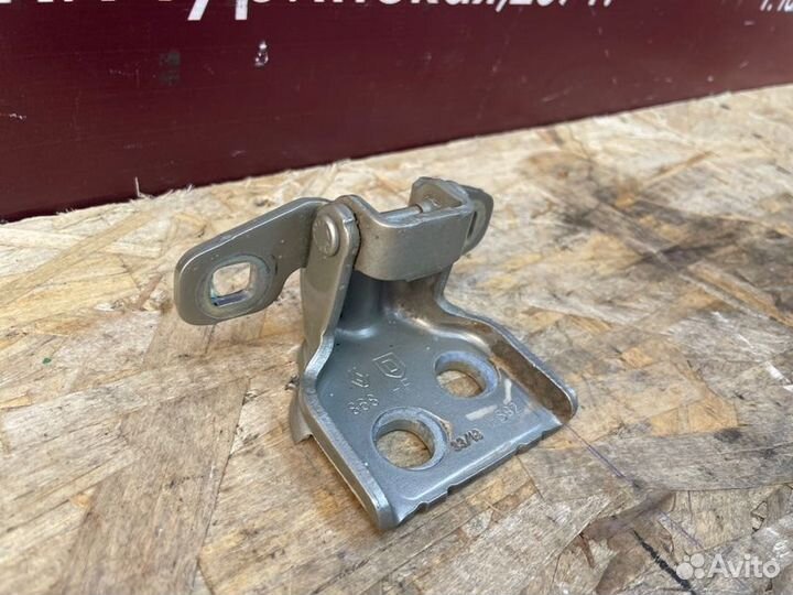 Петля двери передняя левая Renault Sandero Stepway