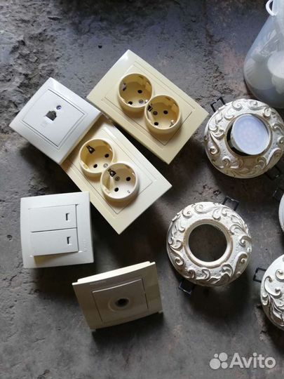 Точечные светильники. Розетки выключатели