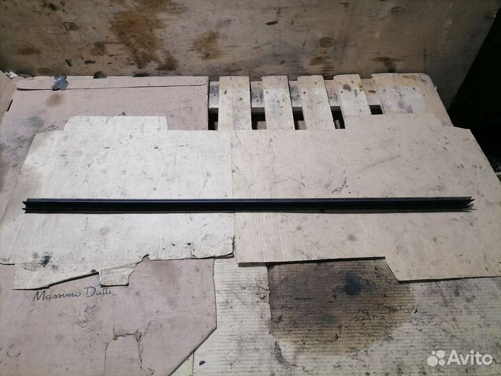 Уплотнитель стекла двери перед лево Opel Corsa D