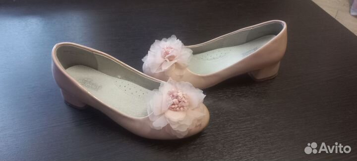 Туфли праздничные для девочек на каблуке