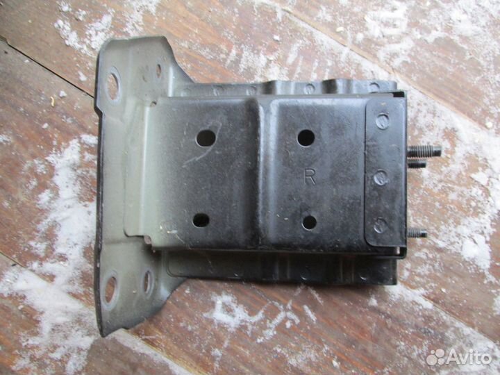 Кронштейн крепления усилителя Nissan Leaf Ze0 Aze0