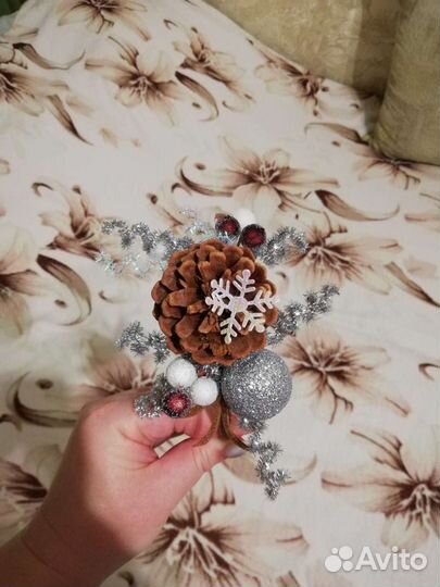 Новогодний ободок с шишкой и игрушкой. Ручная рабо