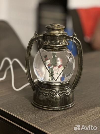 Новогодний фонарь со снегом