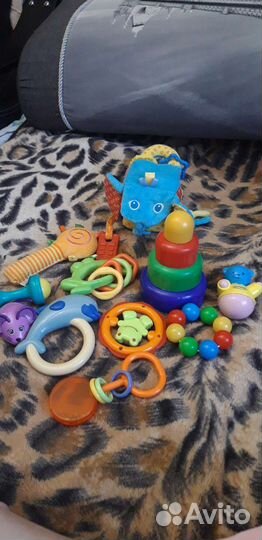 Погремушки,пирамидка,каталки