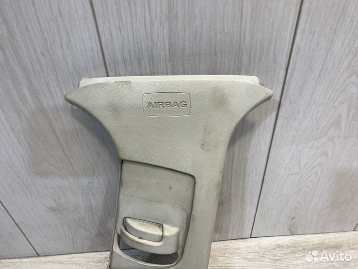 Обшивка средней стойки правая Ford Focus 3