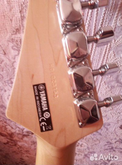 Продаются электро гитара с усилителем и микрофоном