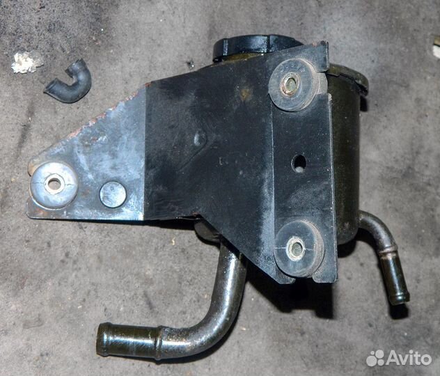 Бачок гур Nissan Primera P10