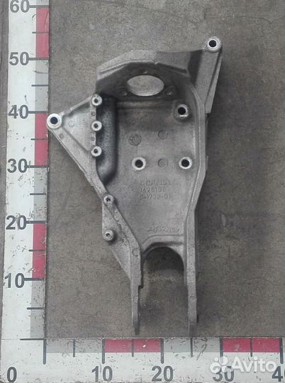 Кронштейн переднего амортизатора кабины правый Scania (Скания) 5 R-series 04-16 (1426196)