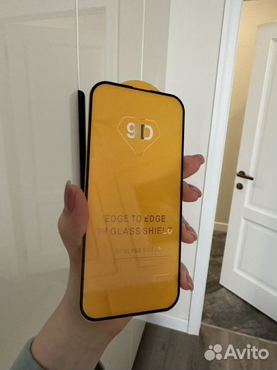 Защитное стекло на iPhone 14 pro
