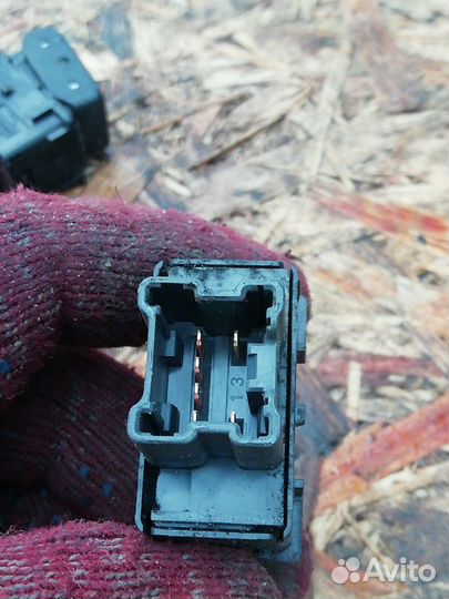 Кнопка обогрева сиденья марч к12 Nissan Micra 1.2