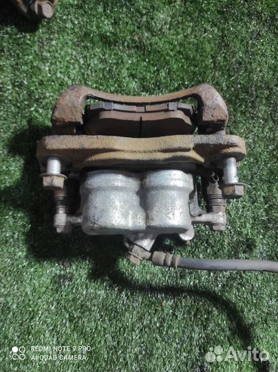 Передний левый суппорт Toyota Camry V20