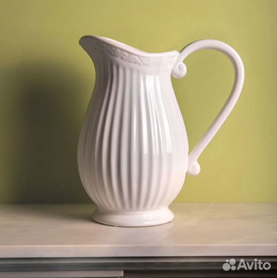 Ваза в виде кувшина, покрытая керамической глазурь