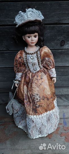 Коллекционная фарфоровая кукла