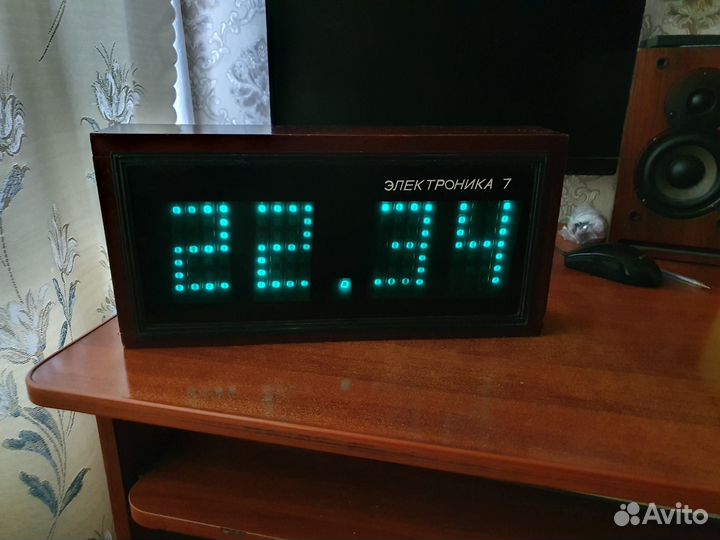 Часы электронные настенные