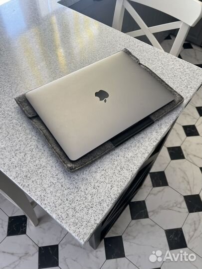 MacBook Pro 13 (2017), 128 гб, Core i5, 2.3 ггц, R