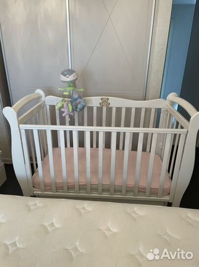 Детская кроватка с маятником и ящиком